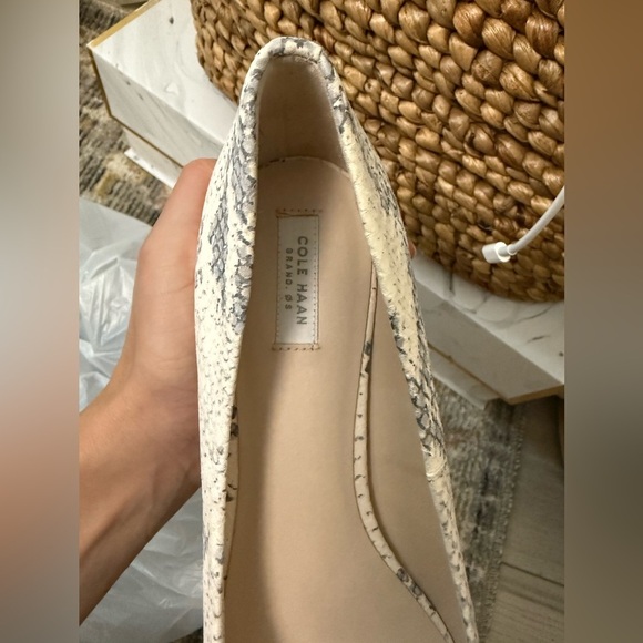 NEW Cole Haan Vesta White and Gray Snakeskin pointy toe heels - Picture 6 of 7